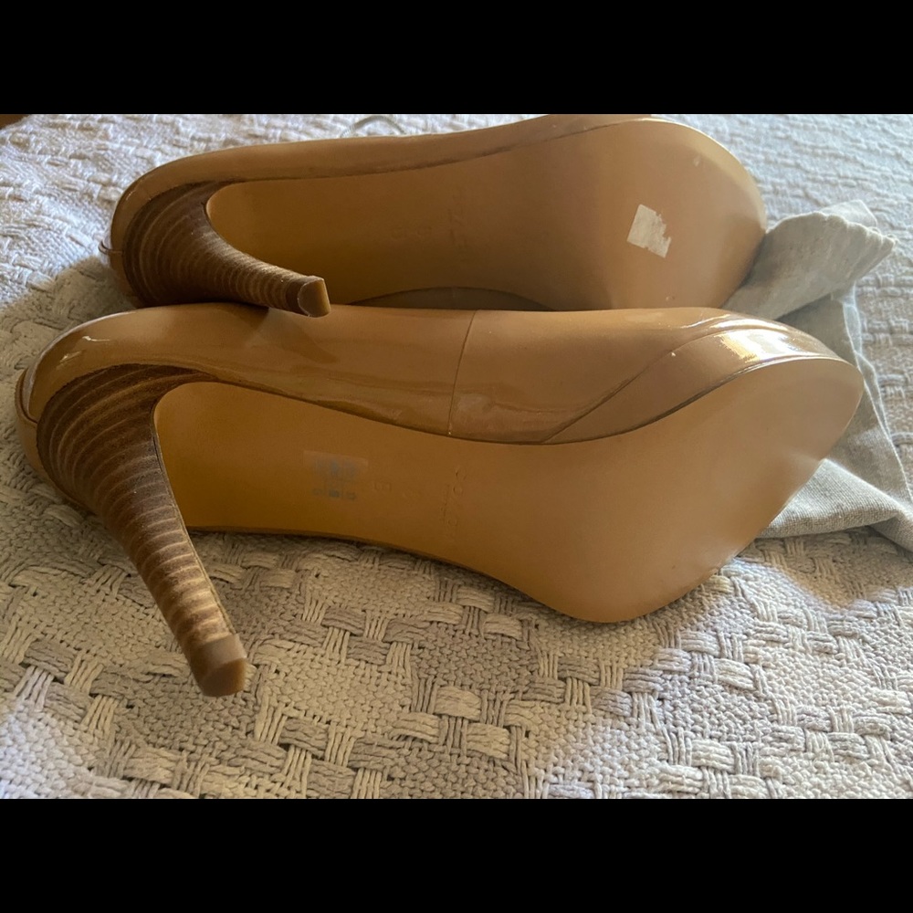 Coach Pumps - Picture 4 of 6